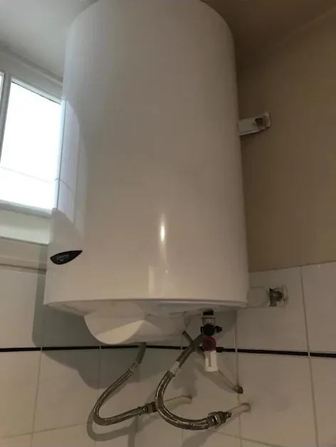 Ballon d'eau chaude électrique mural raccordé par flexibles inox